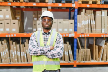 Yakışıklı, Afro-Amerikan bir depo işçisinin portresi, tulumlu ve kasklı..