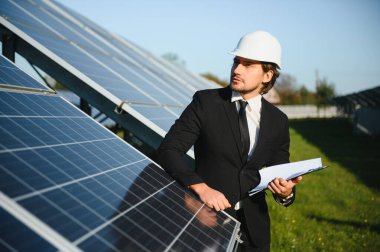 Güneş panelleri. Güneş enerjisi istasyonunda mühendis..