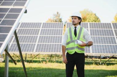 Güneş panelleri. Güneş enerjisi istasyonunda mühendis..