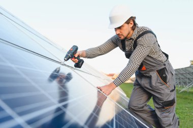 İnsan yükleyici fotovoltaik güneş modülleri yüklüyor. Alternatif ve yenilenebilir enerji kavramı.