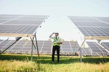 Güneş panelleri. Güneş enerjisi istasyonunda mühendis..