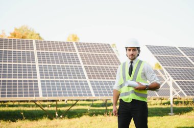 Güneş panelleri. Güneş enerjisi istasyonunda mühendis..