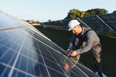 İnsan yükleyici fotovoltaik güneş modülleri yüklüyor. Alternatif ve yenilenebilir enerji kavramı.