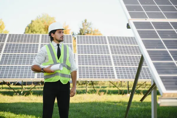 Güneş panelleri. Güneş enerjisi istasyonunda mühendis..