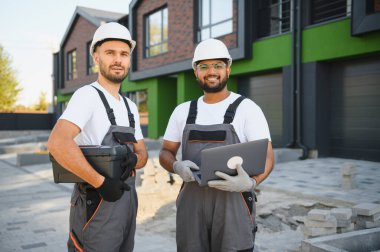 İnşaat müfettişi ve müteahhit yeni kulübe kompleksini inceliyor..