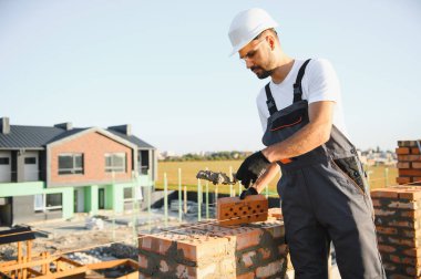 İnşaat mason işçi çimento tuğla açık havada mala macun bıçak ile yükleme.