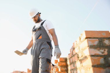 işçilerin bir inşaat sahasında grup.