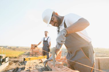 İnşaat alanında çalışan bir grup Hintli işçi..