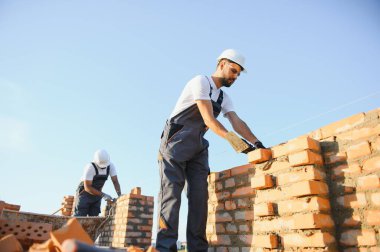 Ofis inşaatı kavramı. İnşaat ekibi ofis binasını inşa ediyor..