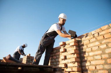 Ofis inşaatı kavramı. İnşaat ekibi ofis binasını inşa ediyor..