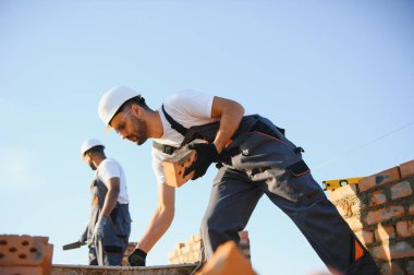 işçilerin bir inşaat sahasında grup.