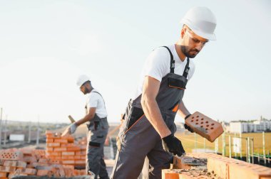 işçilerin bir inşaat sahasında grup.