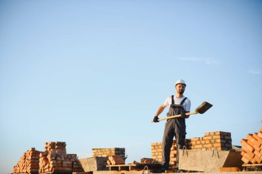 İnşaat mason işçi çimento tuğla açık havada mala macun bıçak ile yükleme.