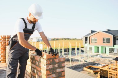 İnşaat mason işçi çimento tuğla açık havada mala macun bıçak ile yükleme.