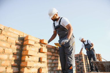 işçilerin bir inşaat sahasında grup.