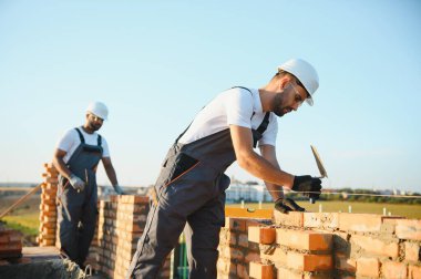 işçilerin bir inşaat sahasında grup.