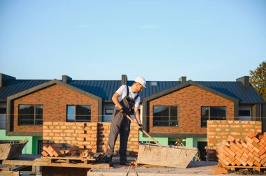 İnşaat mason işçi çimento tuğla açık havada mala macun bıçak ile yükleme.