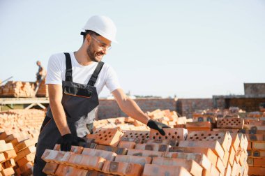 İnşaat mason işçi çimento tuğla açık havada mala macun bıçak ile yükleme.