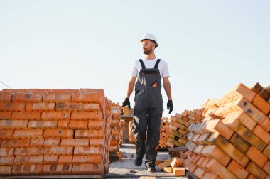 İnşaat mason işçi çimento tuğla açık havada mala macun bıçak ile yükleme.