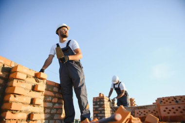 Ofis inşaatı kavramı. İnşaat ekibi ofis binasını inşa ediyor..