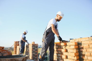 Ofis inşaatı kavramı. İnşaat ekibi ofis binasını inşa ediyor..