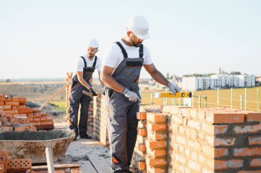 İnşaat alanında çalışan bir grup Hintli işçi..