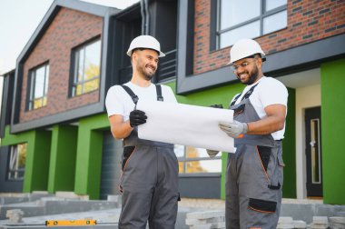 İnşaat müfettişi ve müteahhit yeni kulübe kompleksini inceliyor..