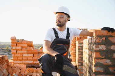 İnşaat mason işçi çimento tuğla açık havada mala macun bıçak ile yükleme.