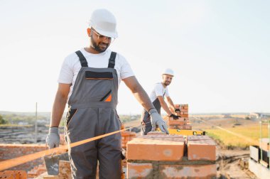 İnşaat alanında çalışan bir grup Hintli işçi..
