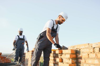 Ofis inşaatı kavramı. İnşaat ekibi ofis binasını inşa ediyor..