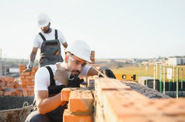 Ofis inşaatı kavramı. İnşaat ekibi ofis binasını inşa ediyor..