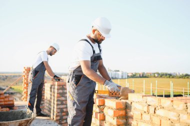 İnşaat alanında çalışan bir grup Hintli işçi..