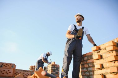 Ofis inşaatı kavramı. İnşaat ekibi ofis binasını inşa ediyor..