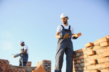 Ofis inşaatı kavramı. İnşaat ekibi ofis binasını inşa ediyor..