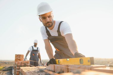 işçilerin bir inşaat sahasında grup.