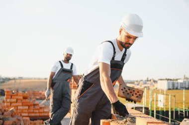 işçilerin bir inşaat sahasında grup.