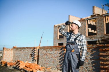 İnşaat mason işçi çimento tuğla açık havada mala macun bıçak ile yükleme.