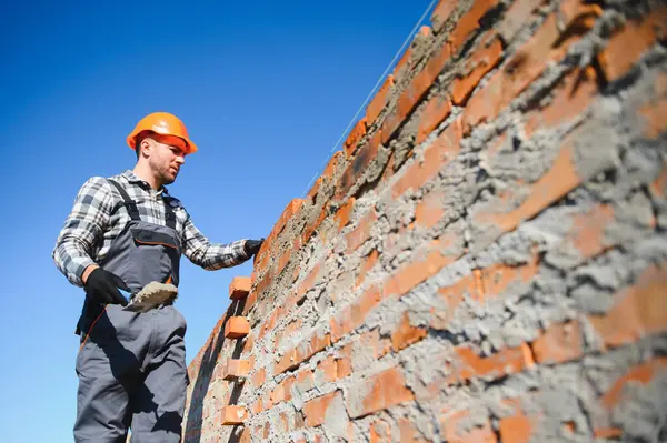 İnşaat mason işçi çimento tuğla açık havada mala macun bıçak ile yükleme.