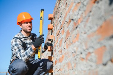Açık havada inşaat alanında çalışan bir inşaatçının portresi..