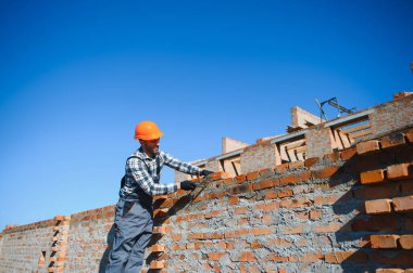 İnşaat mason işçi çimento tuğla açık havada mala macun bıçak ile yükleme.