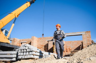 Açık havada inşaat alanında çalışan bir inşaatçının portresi..