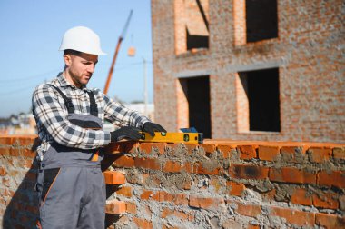 İnşaat alanında dizüstü bilgisayarı izleme sürecine sahip mimar veya mühendis.