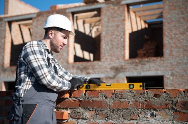 İnşaat mason işçi çimento tuğla açık havada mala macun bıçak ile yükleme.