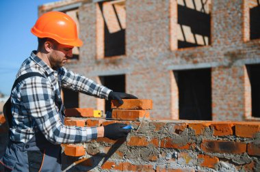 Açık havada inşaat alanında çalışan bir inşaatçının portresi..