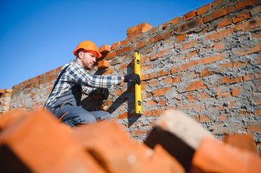 İnşaat mason işçi çimento tuğla açık havada mala macun bıçak ile yükleme.