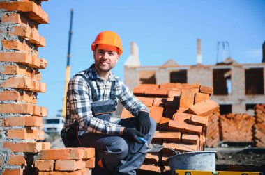 İnşaat mason işçi çimento tuğla açık havada mala macun bıçak ile yükleme.