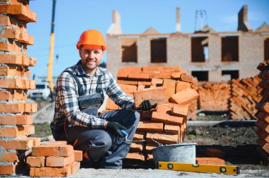 İnşaat mason işçi çimento tuğla açık havada mala macun bıçak ile yükleme.