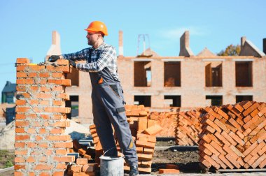 Açık havada inşaat alanında çalışan bir inşaatçının portresi..