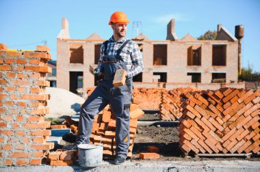 İnşaat mason işçi çimento tuğla açık havada mala macun bıçak ile yükleme.