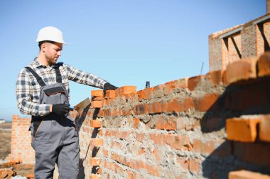 Açık havada inşaat alanında çalışan bir inşaatçının portresi..